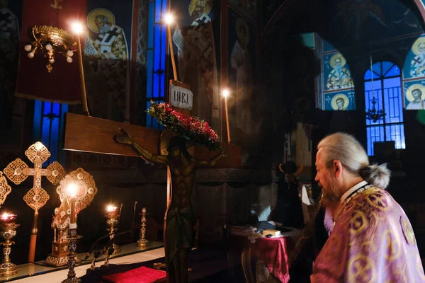 Ein Priester Trägt Das Heilige Kreuz Während Der Besonderen Zeremonie — Stockfoto