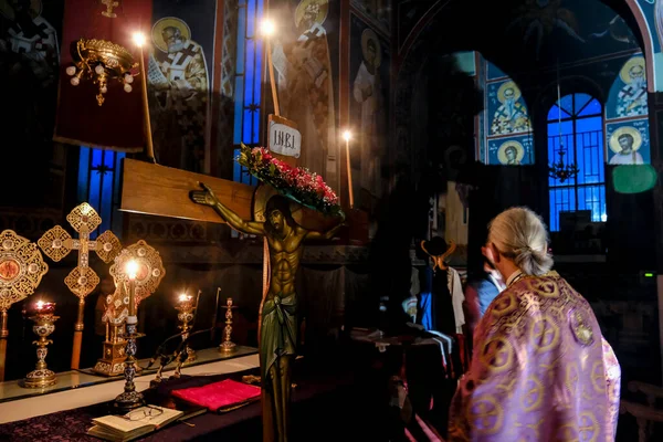 2023年4月13日 在希腊普莱提的东正教教堂 在耶稣基督被钉十字架的特别仪式上 一名牧师携带着圣十字架 — 图库照片