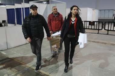 Belçika 'nın Brüksel kentindeki bir sandık merkezinde 29 Nisan 2023' te yapılan Türkiye Cumhurbaşkanlığı ve Genel Seçimleri sırasında bir seçim görevlisi oy pusulalarını hazırlıyor..