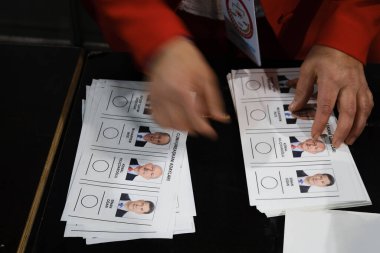 Belçika 'nın Brüksel kentindeki bir sandık merkezinde 29 Nisan 2023' te yapılan Türkiye Cumhurbaşkanlığı ve Genel Seçimleri sırasında oy pusulalarında kağıtlar görülüyor..