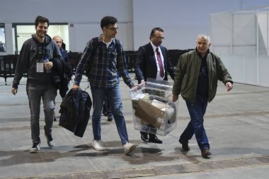 Belçika 'nın Brüksel kentindeki bir sandık merkezinde 29 Nisan 2023' te yapılan Türkiye Cumhurbaşkanlığı ve Genel Seçimleri sırasında bir seçim görevlisi oy pusulalarını hazırlıyor..