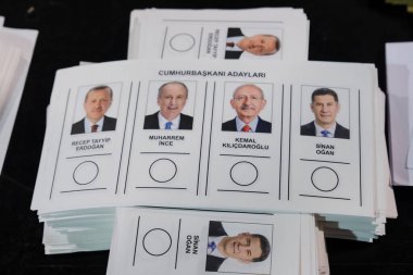 Belçika 'nın Brüksel kentindeki bir sandık merkezinde 29 Nisan 2023' te yapılan Türkiye Cumhurbaşkanlığı ve Genel Seçimleri sırasında oy pusulalarında kağıtlar görülüyor..