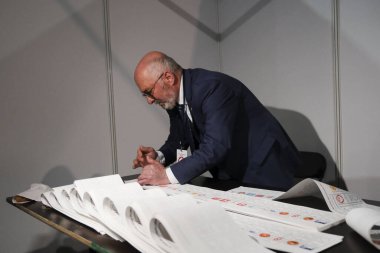 Belçika 'nın Brüksel kentindeki bir sandık merkezinde 29 Nisan 2023' te yapılan Türkiye Cumhurbaşkanlığı ve Genel Seçimleri sırasında bir seçim görevlisi oy pusulalarını hazırlıyor..