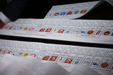 Belçika 'nın Brüksel kentindeki bir sandık merkezinde 29 Nisan 2023' te yapılan Türkiye Cumhurbaşkanlığı ve Genel Seçimleri sırasında oy pusulalarında kağıtlar görülüyor..