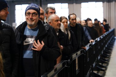 29 Nisan 2023 'te Brüksel, Belçika' daki bir sandık merkezinde yapılan Türkiye Cumhurbaşkanlığı ve Genel Seçimleri sırasında halk oy kullanmak için kuyruğa girdi..