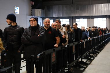 29 Nisan 2023 'te Brüksel, Belçika' daki bir sandık merkezinde yapılan Türkiye Cumhurbaşkanlığı ve Genel Seçimleri sırasında halk oy kullanmak için kuyruğa girdi..