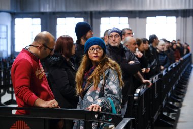 29 Nisan 2023 'te Brüksel, Belçika' daki bir sandık merkezinde yapılan Türkiye Cumhurbaşkanlığı ve Genel Seçimleri sırasında halk oy kullanmak için kuyruğa girdi..