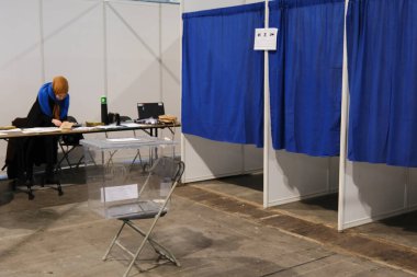 Belçika 'nın Brüksel kentindeki bir sandık merkezinde 29 Nisan 2023' te yapılan Türkiye Cumhurbaşkanlığı ve Genel Seçimleri sırasında bir seçim görevlisi oy pusulalarını hazırlıyor..