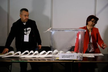 Belçika 'nın Brüksel kentindeki bir sandık merkezinde 29 Nisan 2023' te yapılan Türkiye Cumhurbaşkanlığı ve Genel Seçimleri sırasında bir seçim görevlisi oy pusulalarını hazırlıyor..