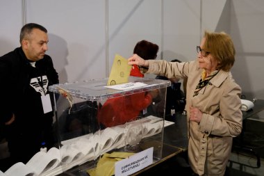 29 Nisan 2023 'te Brüksel, Belçika' daki bir sandık merkezinde yapılan Türkiye Cumhurbaşkanlığı ve Genel Seçimleri sırasında oy kullanan bir seçmen görülüyor..