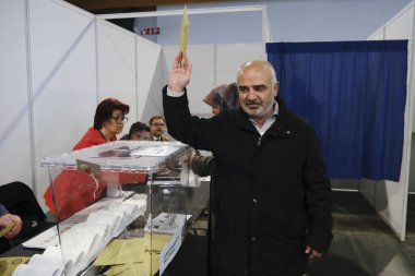 29 Nisan 2023 'te Brüksel, Belçika' daki bir sandık merkezinde yapılan Türkiye Cumhurbaşkanlığı ve Genel Seçimleri sırasında oy kullanan bir seçmen görülüyor..