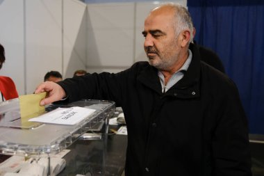 29 Nisan 2023 'te Brüksel, Belçika' daki bir sandık merkezinde yapılan Türkiye Cumhurbaşkanlığı ve Genel Seçimleri sırasında oy kullanan bir seçmen görülüyor..