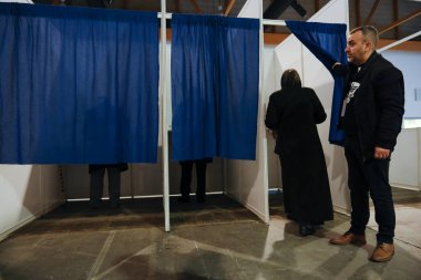 29 Nisan 2023 'te Brüksel, Belçika' daki bir sandık merkezinde halk Türkiye cumhurbaşkanlığı ve genel seçimlerine oy verdi..