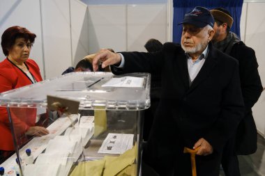 29 Nisan 2023 'te Brüksel, Belçika' daki bir sandık merkezinde yapılan Türkiye Cumhurbaşkanlığı ve Genel Seçimleri sırasında oy kullanan bir seçmen görülüyor..