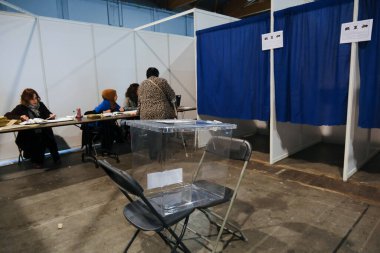 29 Nisan 2023 'te Brüksel, Belçika' daki bir sandık merkezinde halk Türkiye cumhurbaşkanlığı ve genel seçimlerine oy verdi..