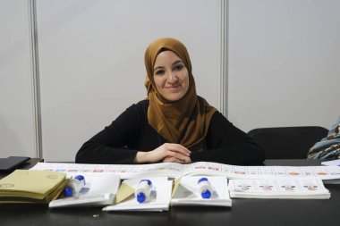 Belçika 'nın Brüksel kentindeki bir sandık merkezinde 29 Nisan 2023' te yapılan Türkiye Cumhurbaşkanlığı ve Genel Seçimleri sırasında bir seçim görevlisi oy pusulalarını hazırlıyor..