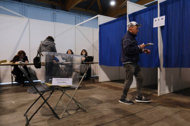 29 Nisan 2023 'te Brüksel, Belçika' daki bir sandık merkezinde halk Türkiye cumhurbaşkanlığı ve genel seçimlerine oy verdi..