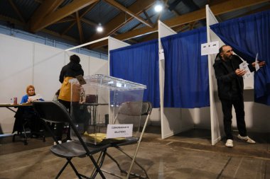 29 Nisan 2023 'te Brüksel, Belçika' daki bir sandık merkezinde halk Türkiye cumhurbaşkanlığı ve genel seçimlerine oy verdi..