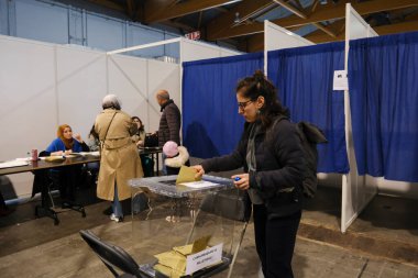 29 Nisan 2023 'te Brüksel, Belçika' daki bir sandık merkezinde yapılan Türkiye Cumhurbaşkanlığı ve Genel Seçimleri sırasında oy kullanan bir seçmen görülüyor..