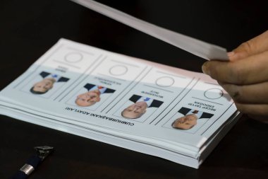 Belçika 'nın Brüksel kentindeki bir sandık merkezinde 29 Nisan 2023' te yapılan Türkiye Cumhurbaşkanlığı ve Genel Seçimleri sırasında oy pusulalarında kağıtlar görülüyor..