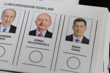Belçika 'nın Brüksel kentindeki bir sandık merkezinde 29 Nisan 2023' te yapılan Türkiye Cumhurbaşkanlığı ve Genel Seçimleri sırasında oy pusulalarında kağıtlar görülüyor..
