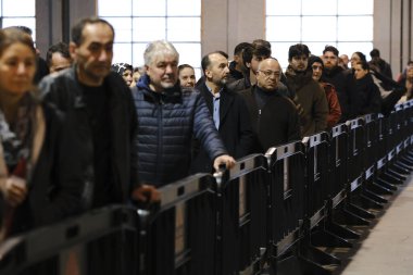 29 Nisan 2023 'te Brüksel, Belçika' daki bir sandık merkezinde yapılan Türkiye Cumhurbaşkanlığı ve Genel Seçimleri sırasında halk oy kullanmak için kuyruğa girdi..