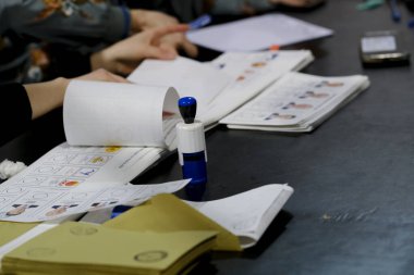 Belçika 'nın Brüksel kentindeki bir sandık merkezinde 29 Nisan 2023' te yapılan Türkiye Cumhurbaşkanlığı ve Genel Seçimleri sırasında bir seçim görevlisi oy pusulalarını hazırlıyor..