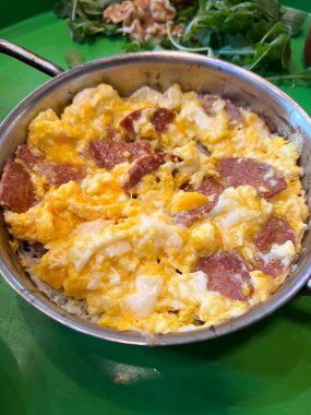 Lezzetli zengin geleneksel Türk kahvaltısı domates, salatalık, peynir, tereyağı, yumurta, bal, ekmek, simit, zeytin içerir. Brüksel, Belçika 29 Nisan 2023. 