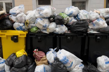 29 Nisan 2023 'te Brüksel, Belçika sokaklarında çöp bidonları. 