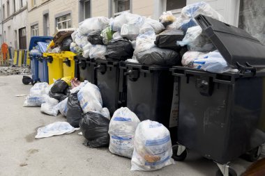 29 Nisan 2023 'te Brüksel, Belçika sokaklarında çöp bidonları. 