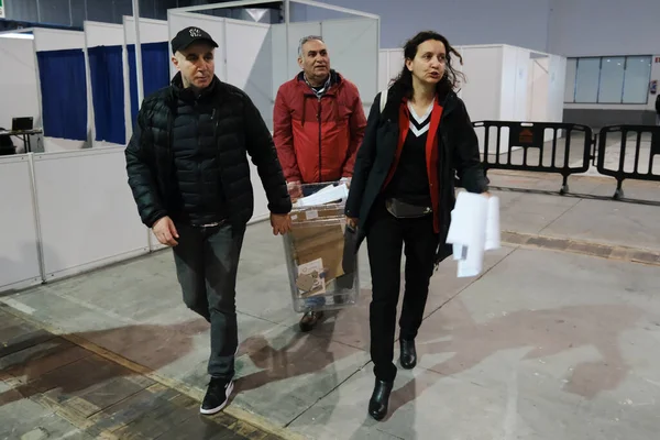 Belçika 'nın Brüksel kentindeki bir sandık merkezinde 29 Nisan 2023' te yapılan Türkiye Cumhurbaşkanlığı ve Genel Seçimleri sırasında bir seçim görevlisi oy pusulalarını hazırlıyor..