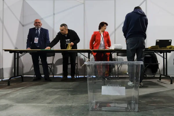 Ein Wahlbeamter Bereitet Stimmzettel Einem Wahllokal Während Der Türkischen Präsidentschafts — Stockfoto