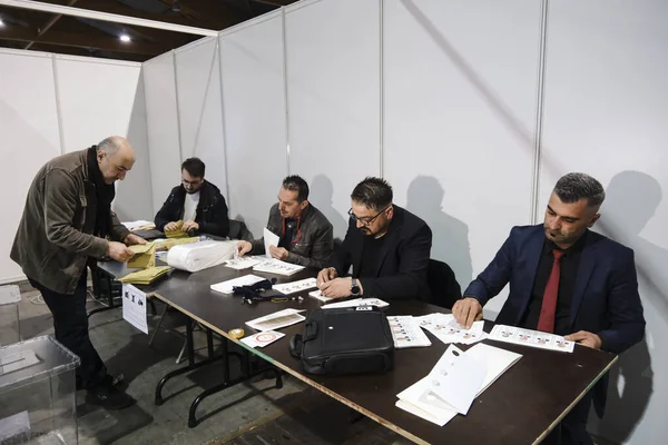 Εκλογικό Στέλεχος Προετοιμάζει Ψηφοδέλτια Εκλογικό Τμήμα Κατά Διάρκεια Των Τουρκικών — Φωτογραφία Αρχείου