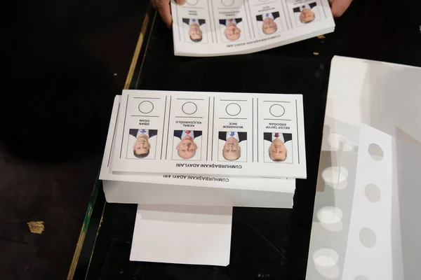 Äänestysliput Näytetään Äänestyspaikalla Turkin Presidentin Parlamenttivaalien Aikana Äänestyspaikalla Brysselissä Belgiassa — kuvapankkivalokuva