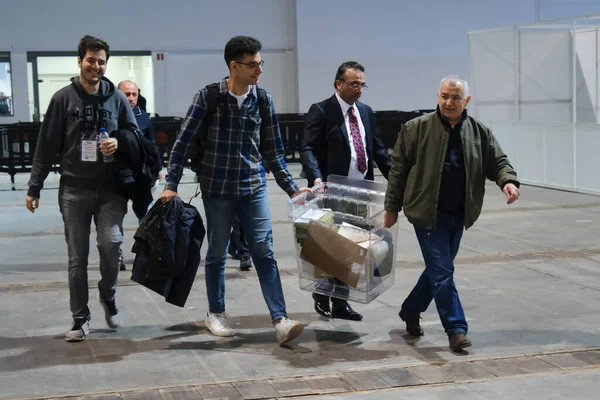 Belçika 'nın Brüksel kentindeki bir sandık merkezinde 29 Nisan 2023' te yapılan Türkiye Cumhurbaşkanlığı ve Genel Seçimleri sırasında bir seçim görevlisi oy pusulalarını hazırlıyor..