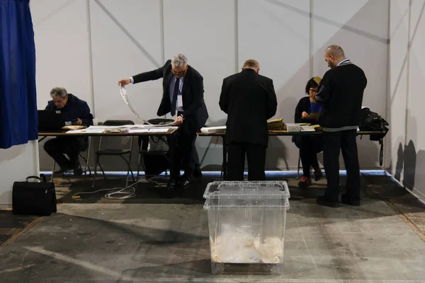 Belçika 'nın Brüksel kentindeki bir sandık merkezinde 29 Nisan 2023' te yapılan Türkiye Cumhurbaşkanlığı ve Genel Seçimleri sırasında bir seçim görevlisi oy pusulalarını hazırlıyor..