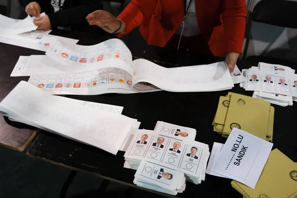 Εκλογικό Στέλεχος Προετοιμάζει Ψηφοδέλτια Εκλογικό Τμήμα Κατά Διάρκεια Των Τουρκικών — Φωτογραφία Αρχείου