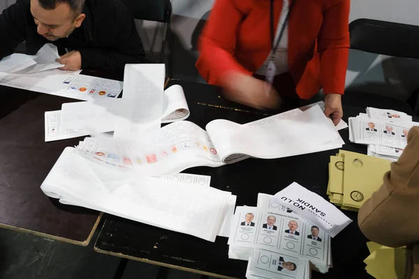 2023年4月29日 在比利时布鲁塞尔的一个投票站举行的土耳其总统选举和大选期间 一名选举官员在投票站准备投票 — 图库照片