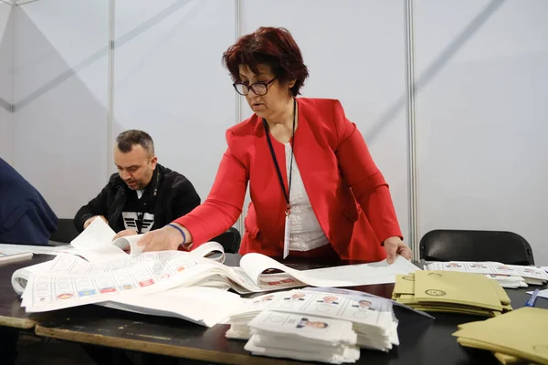 Funzionario Elettorale Prepara Schede Elettorali Seggio Elettorale Durante Elezioni Presidenziali — Foto Stock
