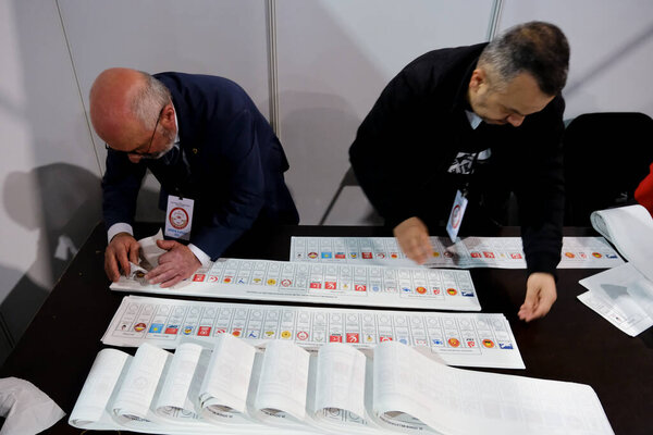 Избирательный чиновник готовит бюллетени для голосования на избирательном участке во время президентских и всеобщих выборов в Турции на избирательном участке в Брюсселе, Бельгия, 29 апреля 2023 года.