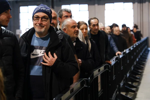 29 Nisan 2023 'te Brüksel, Belçika' daki bir sandık merkezinde yapılan Türkiye Cumhurbaşkanlığı ve Genel Seçimleri sırasında halk oy kullanmak için kuyruğa girdi..