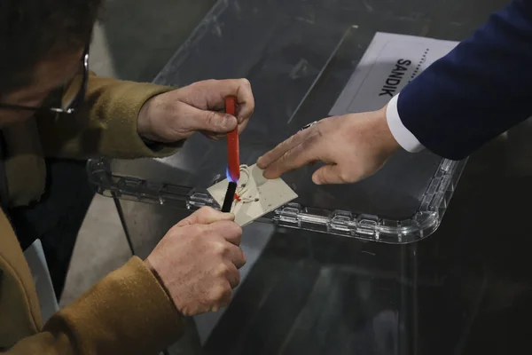2023年4月29日 选举官员在比利时布鲁塞尔的一个投票站点票时 在一捆选票上盖上了蜡封条 — 图库照片