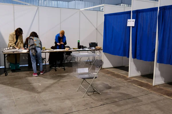 Funcionário Eleitoral Prepara Cédulas Voto Posto Votação Durante Eleições Presidenciais — Fotografia de Stock