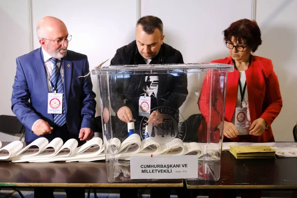 29 Nisan 2023 'te Brüksel, Belçika' daki bir sandık merkezinde halk Türkiye cumhurbaşkanlığı ve genel seçimlerine oy verdi..