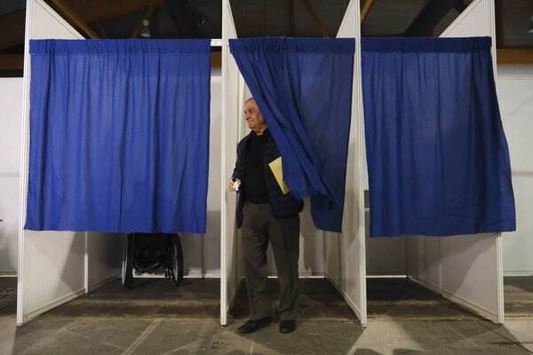 Люди голосуют за президентские и всеобщие выборы в Турции на избирательном участке в Брюсселе, Бельгия, 29 апреля 2023 года.