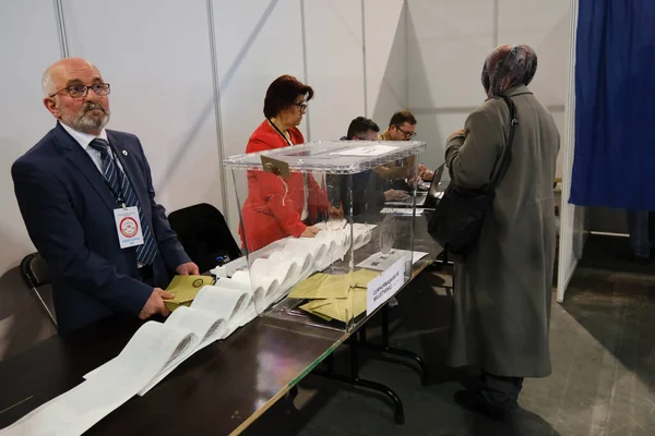 29 Nisan 2023 'te Brüksel, Belçika' daki bir sandık merkezinde halk Türkiye cumhurbaşkanlığı ve genel seçimlerine oy verdi..