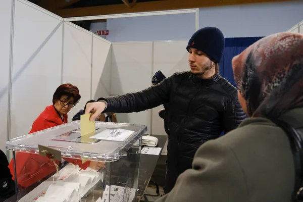 Votante Vota Centro Votación Durante Las Elecciones Presidenciales Generales Turcas —  Fotos de Stock