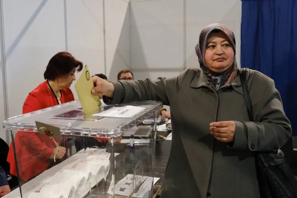 29 Nisan 2023 'te Brüksel, Belçika' daki bir sandık merkezinde yapılan Türkiye Cumhurbaşkanlığı ve Genel Seçimleri sırasında oy kullanan bir seçmen görülüyor..