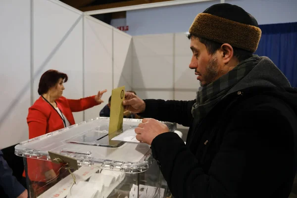 Ein Wähler Gibt Während Der Türkischen Präsidentschafts Und Parlamentswahlen April — Stockfoto