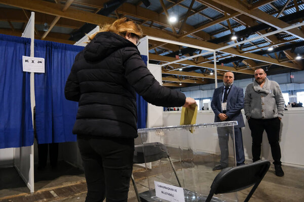 Избиратель подает бюллетень на избирательном участке во время президентских и всеобщих выборов в Турции на избирательном участке в Брюсселе, Бельгия, 29 апреля 2023 года.